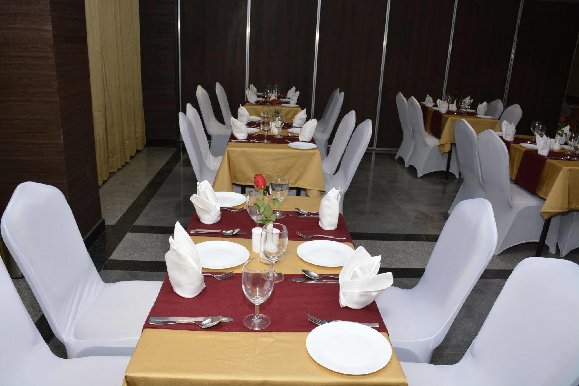 Hide Away Suites Noida Ngoại thất bức ảnh