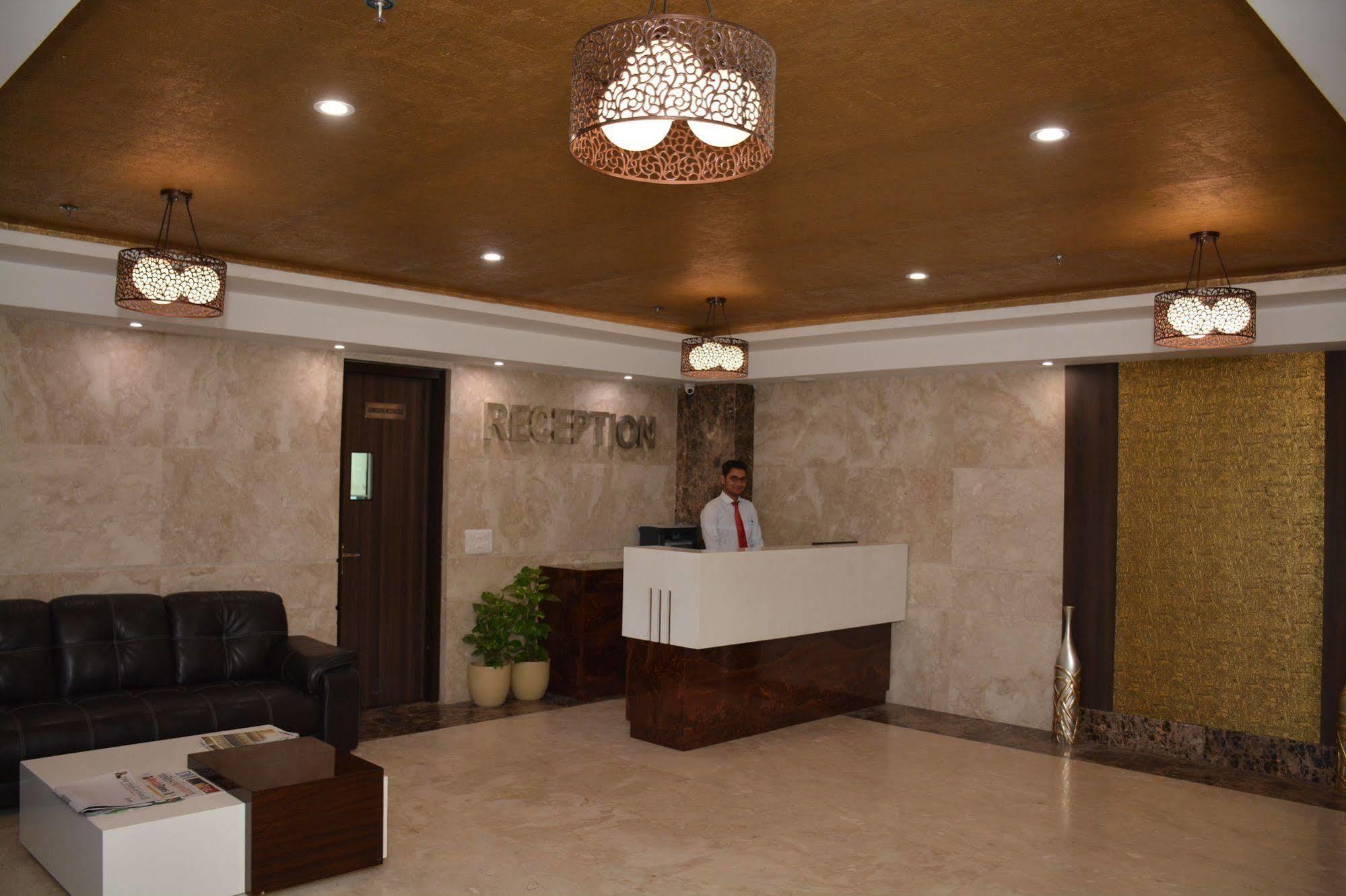 Hide Away Suites Noida Ngoại thất bức ảnh