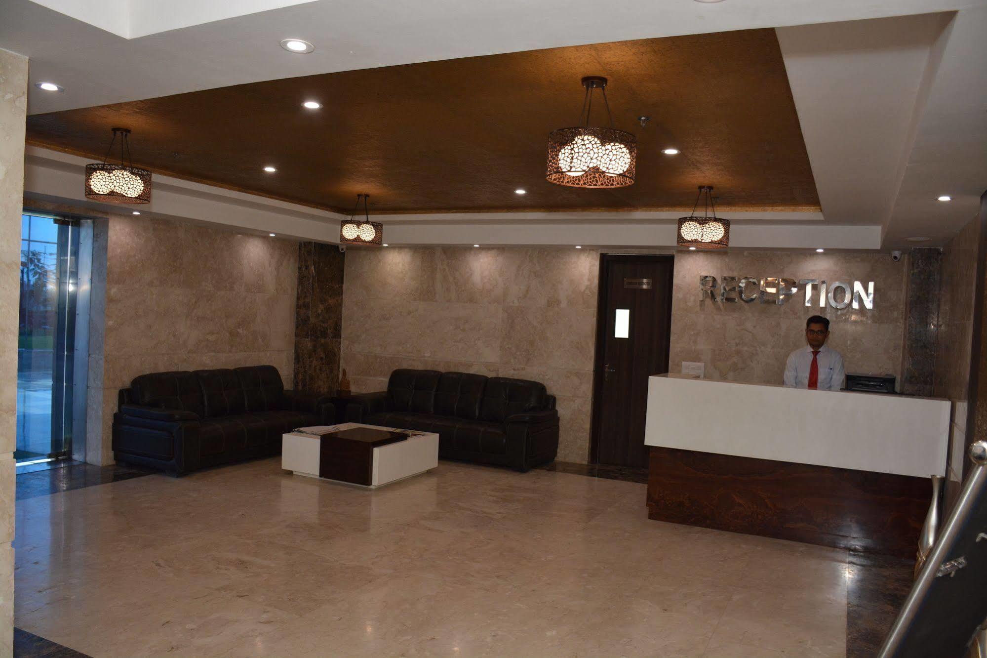 Hide Away Suites Noida Ngoại thất bức ảnh