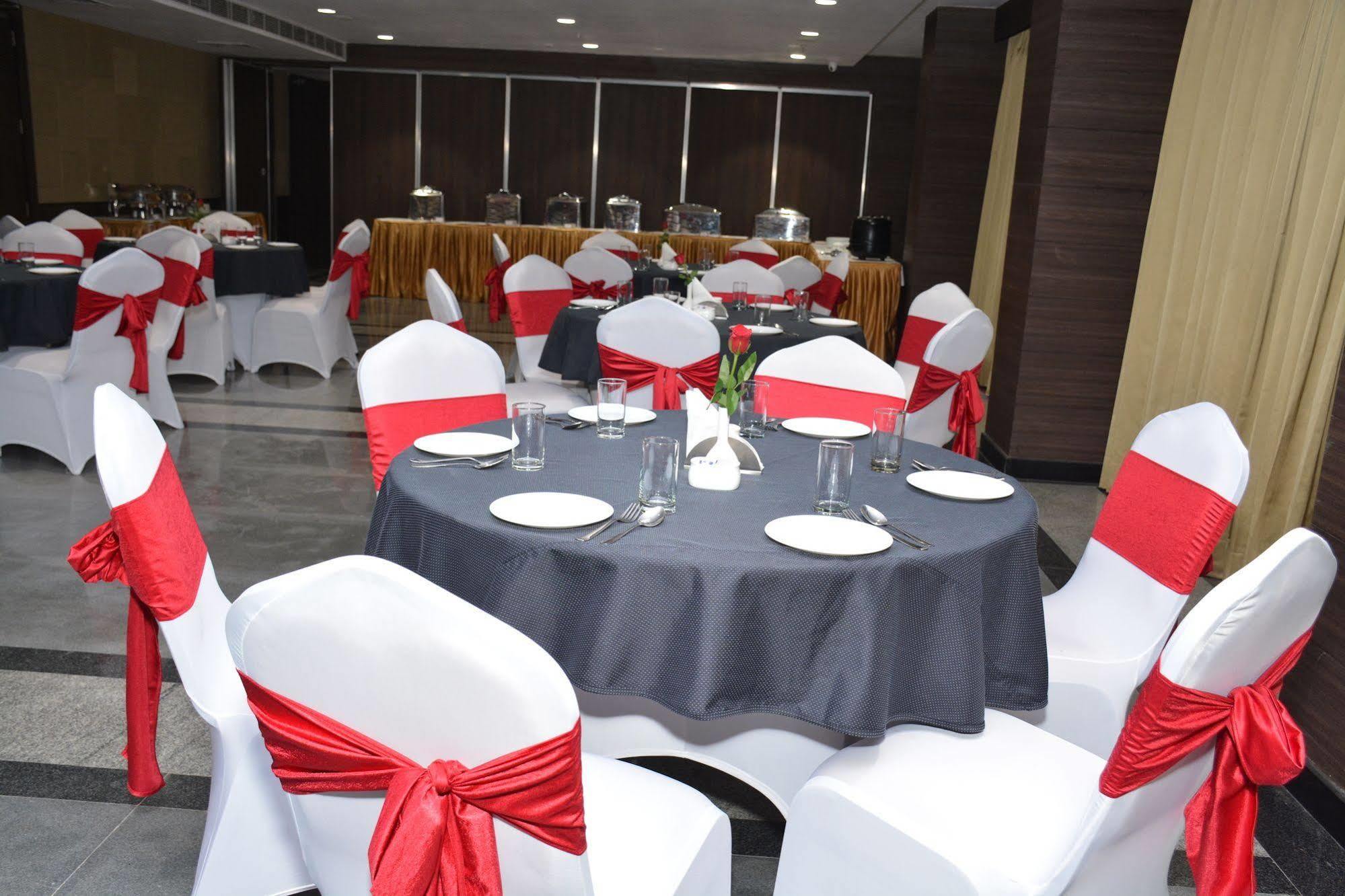 Hide Away Suites Noida Ngoại thất bức ảnh