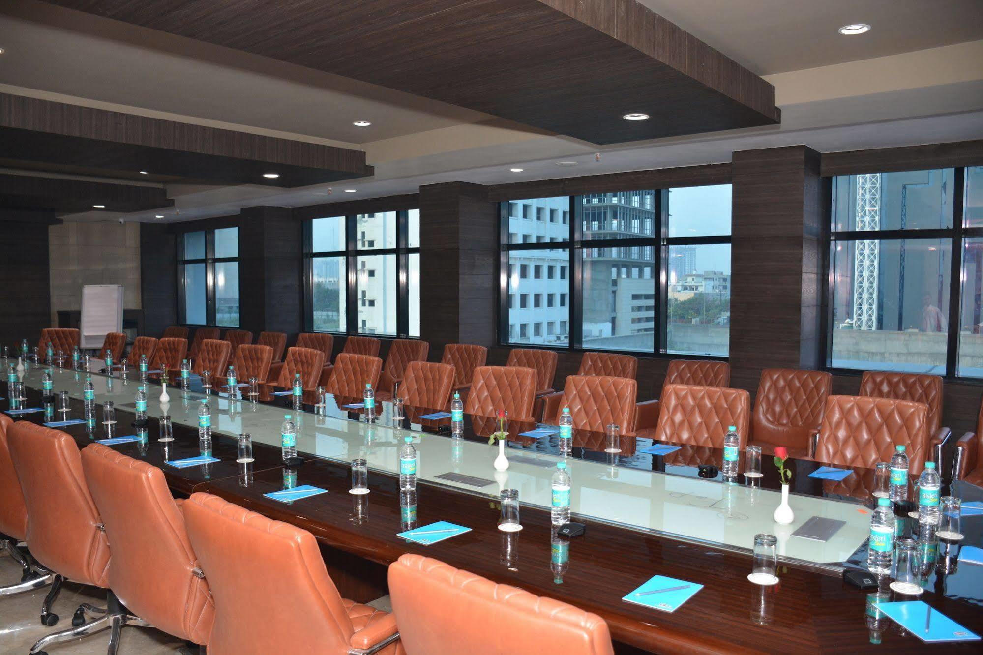 Hide Away Suites Noida Ngoại thất bức ảnh