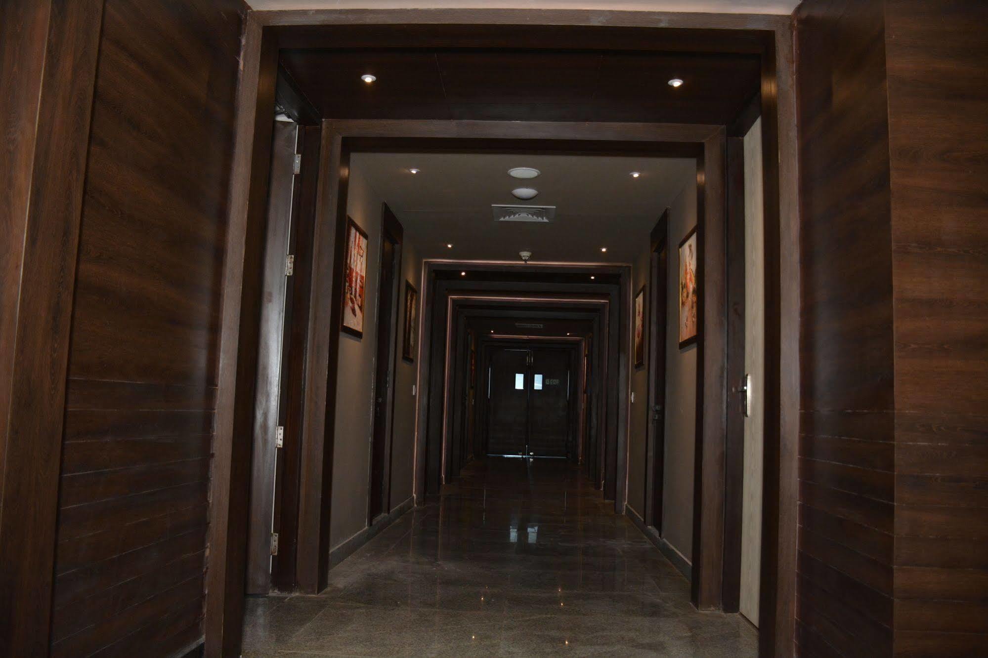 Hide Away Suites Noida Ngoại thất bức ảnh