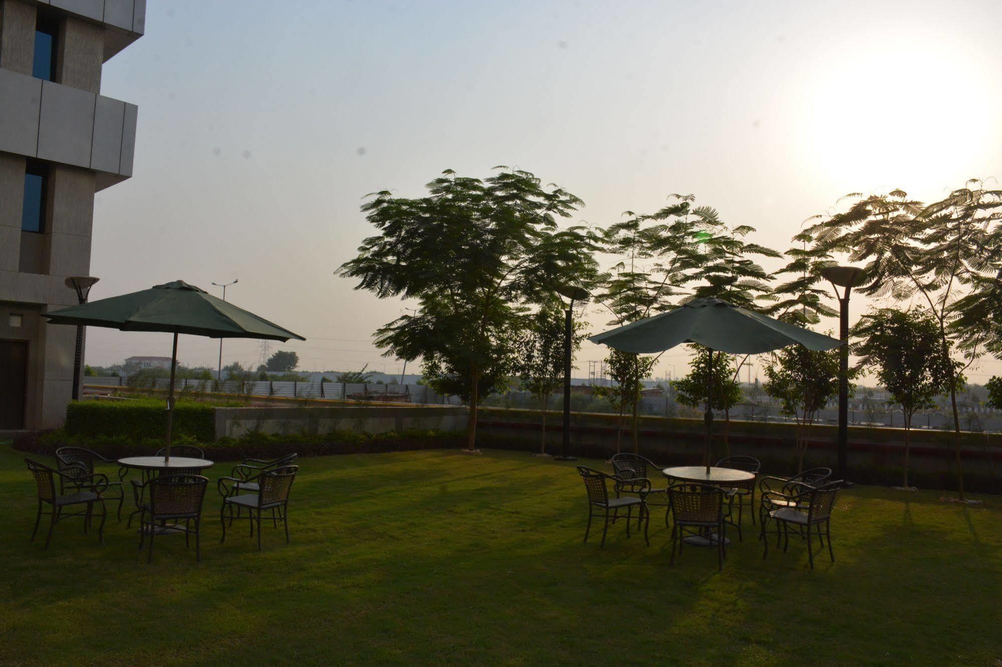 Hide Away Suites Noida Ngoại thất bức ảnh